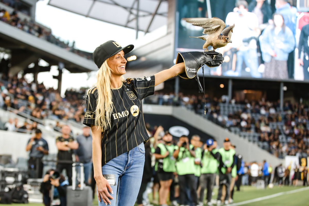 Today's Honorary Falconer is Olympic gold medalist Nastia Liukin 🥇

#LAFC Falcon Flight | <a href="/UOPX/">University of Phoenix</a>