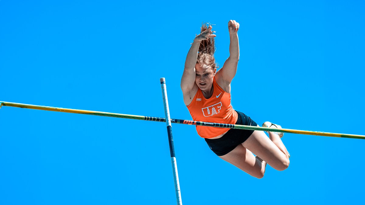 Track and field sent limited participants to a pair of meets the past couple of days. Lindsey Kluesener (📸) set a PR in pole vault, posting the 6th-best height in D2 this season at the Clark Wood Open in Lousiville, Ky. yesterday. 🎽: findlayoilers.com/news/2024/4/27…