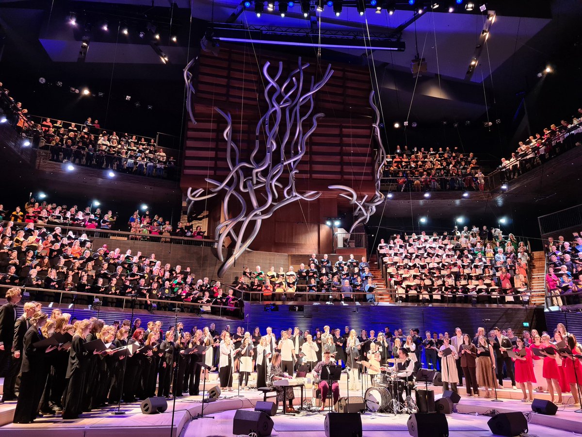 Kertakaikkisen upea ilta loppuunmyydyssä @Musiikkitalo'ssa 🤩. 1000 laulajaa tuomassa näkyviin sen, että tarvitsemme kansainvälisen luonnontuhontalain, Ecocide Law'n.  stopecocide.earth/choirs @EcocideLaw