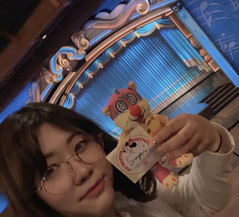 14周年おめでとうございます🪼 @fromsekaowa @Nakajin_sekaino @DJLOVE_SNO @saori_skow Today is my birthday！ I'm at Disneyland right now♡⃛ It's fun! But it's hot!w I'll only show my face today😂 Today with Garuru♡⃛