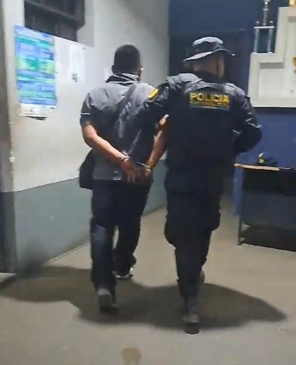 PNCdeGuatemala's tweet image. Ambas personas posiblemente bajo efectos de licor realizaban disparos sin causa justificada presentando las licencias de portación extendidas por la #DIGECAM