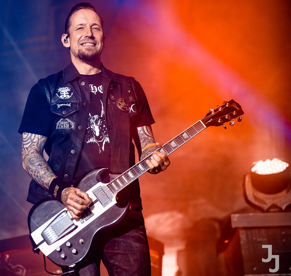@Livefreak01 Michael Poulsen of Volbeat. Great singer