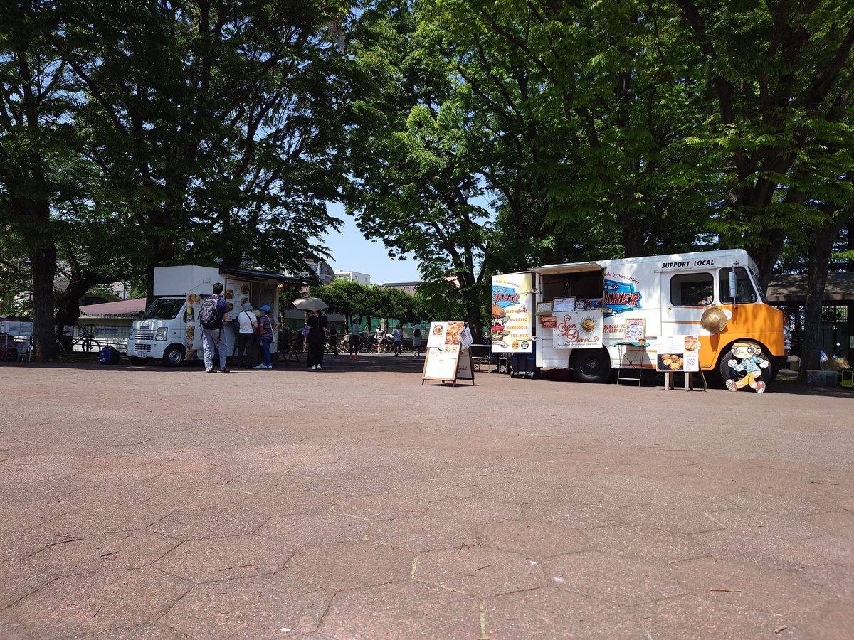monp0505's tweet photo. 世田谷公園のフリマに来たけど人が多いね💦
昼に食べたメキシコ料理のカルニタス目茶苦茶おいしい~
カルニタスサンドがマジで美味しから食べて欲しい〜
#sun2diner https://t.co/oVHvqkl3YU