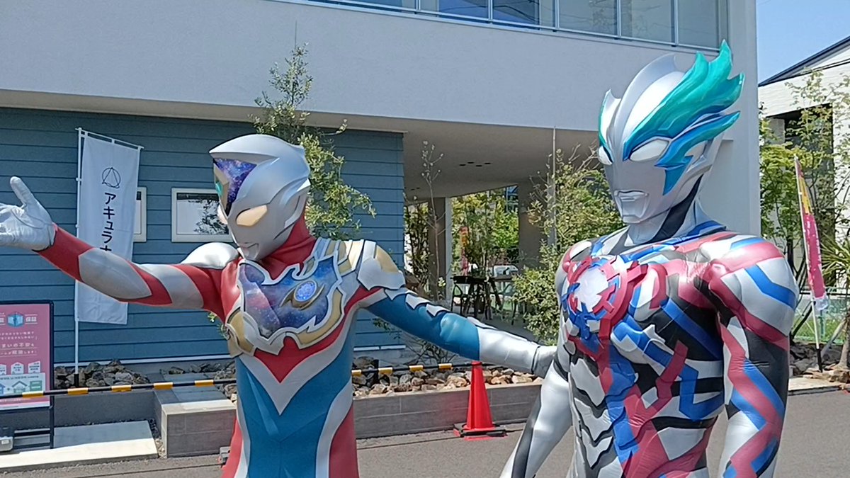 #ウルトラマンデッカー
#ウルトラマンブレーザー
世話焼きデッカー
ブレーザーが話題に上がると連れてきてくれるの、君、マネージャーかなんかだっけ？？？
仲良し可愛いね