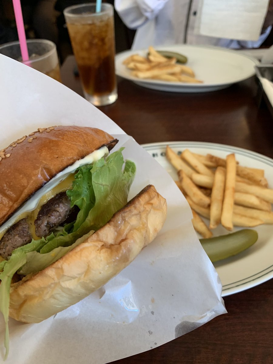 ファイヤーハウスさんでチーズバーガー食べてきました！
以前食べに行ったハンバーガーとかなり印象が違いバンズがかなりふわふわで思ったより大味じゃなくてめちゃくちゃ美味しかったです！
フレンチフライもカリッとしてて塩味がちょうどよかったです！
#丹生明里
#日向坂46
#ハンバーガー
#バガラー
