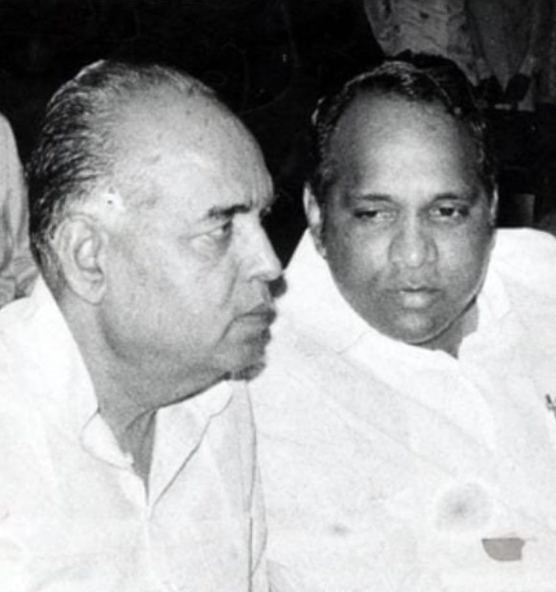 AuthorVishwas's tweet photo. पवारसाहेब, वसंतदादा व 
कांदाभजी !
             — विश्वास पाटील
 
पवार साहेबांनी वसंतदादांच्या पाठीत खंजीर खुपसला का, या मुद्द्याची चर्चा करण्यापूर्वी त्या काळचे नाशिकराव तिरपुडे नावाच्या काँग्रेसविरांचे व्यक्तिमत्व तपासणे आवश्यक आहे. तेव्हा नाशिकरावांचे थेट दिल्लीशी म्हणजे गांधी घराण्याची संबंध असल्यामुळे ते महाराष्ट्र #काँग्रेस मधील सर्वानाच फाट्यावर मारायचे. ते राज्याचे उपमुख्यमंत्री असूनही मुख्यमंत्री वसंतदादानाही जुमानयचे नाहीत. त्यांच्या  मुजोरीमुळेच तेव्हा इथली काँग्रेस खदखदत होती. त्याला पवार  साहेबांच्या बंडाने वाट मोकळी करून दिली होती.
 
त्या बंडाला त्यावेळी  म. टा. चे संपादक गोविंद तळवळकर व माधव गडकरी यांच्यासारख्या  पत्रकारांनीही इंधन पुरवले होते. त्या काळातला एक अत्यंत गमतीदार व बोलका किस्सा मला आठवतो. महाराष्ट्राची 1985 ची विधानसभा निवडणूक प्रचंड गाजली होती. तेव्हा राज्याचे मुख्यमंत्री #वसंतदादा होते. तर त्यांच्या विरोधात  पुरोगामी लोकशाही दलामार्फत #शरद_पवार साहेबांनी खूप कडवे आव्हान उभे केले होते.

त्या निवडणुकीपूर्वी दीड- दोन वर्षे तर पवार साहेबांनी उभा महाराष्ट्र पिंजून काढला होता. त्या दरम्यान दादा उघडपणे बोलायचे की, “शरदराव महाराष्ट्रभर अक्षरशः पायाला पाने बांधून हिंडतायेत.” 

पवारांच्या समाजवादी काँग्रेस सोबतच जनता पक्ष, भारतीय जनता पक्ष, कम्युनिस्ट असे सगळे एक झाले होते. संपूर्ण महाराष्ट्रातील वातावरण इतके ढवळून निघाले होते की, निवडणुकीचा नेमका निकाल काय लागतोय याची सर्वत्र प्रचंड उत्सुकता  होती. 

मतमोजणी दिवशी तर दादांनी मंत्रालयात न जाता वर्षा निवासस्थानी बसूनच निकाल ऐकावेत असे त्यांच्या निकटवर्तीनी दादांना सुचवले होते. पण मैदानातून मागे न हटण्याची दादांची वृत्ती. त्यामुळे निकाला दिवशी स्वच्छ पांढरे कळीदार धोतर व सदरा घालून दादा नेहमीपेक्षा आधीच मंत्रालयात सहाव्या मजल्यावर दाखल झाले होते.

तेव्हा मंत्रालयामध्ये जाण्यासाठी पासाची गरज नसायची. एखाद्या मंदिरासारखे मंत्रालय सर्वांना एक मुक्तद्वार असायचे. सकाळी साडे अकराच्या दरम्यान निवडणुकीचे निकाल जाहीर होऊ लागले. पण सुरुवातीपासूनच  काँग्रेस आणि पुलोदमध्ये जोरदार रस्सीखेच सुरू झाली. कधी हे पुढे तर ते मागे अशी  दिवसभर आकड्यांची शर्यत सुरू होती. तेव्हा विशेषतः महाराष्ट्रातील मध्यमवर्गीयांमध्ये पवार साहेबांची इमेज ही एखाद्या हिरो पेक्षा अधिक उंच व जबरदस्त होती. 

प्रसारित निकालाच्या आकड्या मधून  पुलोद जेव्हा काँग्रेसला घाम फोडू लागली. तेव्हा मंत्रालयात मोठे आश्चर्य घडले. मंत्रालयातील कर्मचारी आपापल्या मजल्यावर बाहेरच्या बाल्कनीत येऊन उघडपणे “शरद पवार जिंदाबाद”, “शरद पवार जिंदाबाद” अशा  घोषणा देऊ लागले. त्यामुळे तर वातावरण अधिकच गरम झाले.

पण दादांचा अनुभव, आवाका आणि सहनशीलतेची  ताकद प्रचंड होती. त्यामुळे मंत्रालइयीन कर्मचाऱ्यांच्या विरोधात एखादी ॲक्शन घ्यावी वगैरे असे कोणतेच पोरकट पाऊल त्यांनी टाकले नाही. ते निमुटपणे  आपल्या मुख्यमंत्रीपदाच्या  दालनात बसून होते. त्यादिवशी त्यांच्यासोबत दिवसभर नाशिकचे विनायकदादा पाटील गंभीरपणे हजर होते. 

सायंकाळचे सात वाजले. दोन्ही गटांमध्ये तोवर 60 ते 65 आमदारांचे जे बलाबल होते, त्यामध्ये अंतर पडत गेले.  काँग्रेसचा रथ वेगाने विजयाकडे दवडू लागला. या निवडणुकीत काँग्रेसला 161तर पवारांच्या समाजवादी काँग्रेसला 54 व  पुलोदला  एकूण 104 जागावर समाधान मानावे लागले.

सायंकाळच्या त्या विजयी वाऱ्यात  वसंतदादा  विनायकराव पाटलांना  म्हणाले “चल विनायक, आता आपण कांदाभजी खाऊया.” दादांचे सहाय्यक मंत्रालय कॅन्टीनकडे जाण्याची धावाधाव करू लागले. तेव्हा दादांनी सर्वांना मला मोकळ्या हवेत खुशीने कांदाभजी खायची आहेत असे सांगून टाकले.

त्यानंतर मुख्यमंत्र्यांचा ताफा मंत्रालयातून मॅजेस्टिक आमदार निवासाच्या आजूबाजूला आला. तिथेच फुटपाथवर काही खुर्च्या टाकल्या गेल्या. वरिष्ठ पोलीस अधिकारी बाजूने उभे होते. पण दादा नावाचा मातीतला मराठमोळा माणूस मोठ्या आनंदाने फुटपाथवर बसून आपल्या आवडत्या कांदा भज्यांचा आस्वाद घेत होता. 

त्यानंतर शिवाजीराव पाटील निलंगेकर महाराष्ट्राचे मुख्यमंत्री झाले. मात्र त्यांची कारकीर्द फारशी यशस्वी ठरली नाही. त्या दरम्यान दादा मंत्रालयासमोरच्या बैठ्या बंगल्यात B 4 मध्ये राहत असत. पुढे पवार साहेब सुद्धा काँग्रेसमध्ये आले. तेव्हा रामकृष्ण मोरेंसह  मदन बाफना, वल्लभ बेनके असे अनेकजण  दादांना भेटायचे.  पक्षातील दादांच्या वारसदारा बद्दल चर्चा व्हायच्या. परंतु दादांचे मन इतके विशाल होते की, त्यांच्या मनातली पवार साहेबांच्या बद्दलची कटूता केव्हाच कमी झाली होती. “काँग्रेसचे भावी नेतृत्व शरदरावच करू शकतात” असे दादा आपल्या सहकाऱ्यांना उघड सांगायचे.

दादांच्याच मंत्रिमंडळात पहिल्यांदा शिवाजीराव देशमुख व #विलासराव_देशमुख हे दोघेही एकावेळी गृहराज्यमंत्री झाले होते. असे अनेक पाणीदार नेते दादांनी घडविले.

दुर्दैवाने दादा घराण्याचे छुपे व कातिल दुश्मन हे सांगली जिल्ह्यातीलच असून ते दादासाहेबांच्या काळापासूनच खूप अक्टिव्ह आहेत. ते गंजलेल्या खिळ्यासारखे ऐनवेळी त्या घराण्याच्या टाचेत घुसण्याचा आसुरी आनंद लुटत असतात.

दादांचे पुतणे व सहकारातील एक उमदे नेतृत्व विष्णूअण्णा पाटील यांच्यावर दादांचे विशेष प्रेम होते. विष्णूअण्णा अतिशय कर्तबगार पण सर्वांना सोबत घेऊन जाणारे  निगर्वी व्यक्तिमत्व होते. परंतु दादा हयात असतानाच आपल्या जिल्ह्यातीलच  मंडळींनी “माझ्या विष्णू सारख्या देवगुणाच्या पोराचा विधानसभेला  ठरवून दगाफटका करावा आणि झडग्यांनी डाव साधावा, याचे मला पोरा खूप  वाईट वाटते,” अशा गावरान शब्दात  दादांचे  दुःख मी ऐकले आहे.

अण्णांचा पराभव हा दादांना स्वतःचाच पराभव वाटला होता. दादा घराण्याच्या भूमीगत शत्रूंनी विष्णूअण्णांची मानखंडना केली नसती, तर वसंतदादा आणखी काही वर्षे नक्कीच जगले असते, असे मला मनापासून वाटते.. 

25 -30 वर्षा मागे पवार साहेबांच्या आजूबाजूने फिरणारी व स्वतःचा अजिबात चेहरा नसणारी अनेक फाटकी माणसेही पुढे बलाढ्य झाली. गबरू बनली.. पुढे पुढे करत गोड गोड बोलणाऱ्या अनेक बोलघेवड्याना पवारांनी लिफ्ट दिली. त्यासाठी  बहुजन समाजातील अनेक  गुणीजनांवर एक प्रकारे अन्याय घडला. पण ही गोडबोली आणि चमको मंडळीही सहज बिडी फुकावी तशी साहेबांना सोडून निघून गेली.
                             कालाय तस्मै नमः 

               —#विश्वास_पाटील

@PawarSpeaks @NCPspeaks @News18lokmat @saamTVnews @ABPNews @zee24taasnews @LokshahiMarathi 

#vishwaspatil #authorcommunity #SharadPawarNCP #SharadPawar #Vasantdadapatil #politicalhistory #MaharashtraPolitics