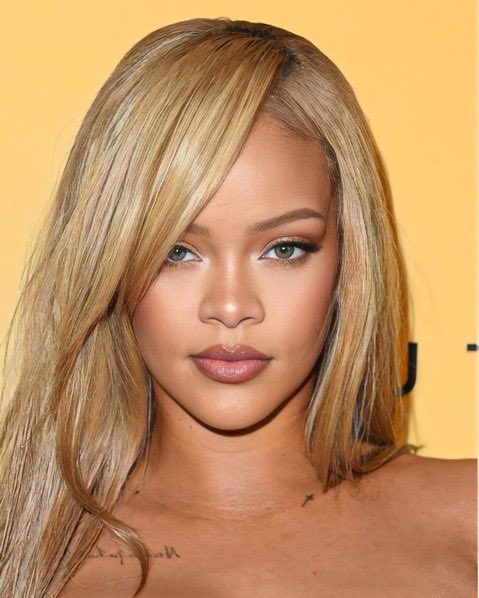 Rihanna face card em: 
                         2006.                             2024.