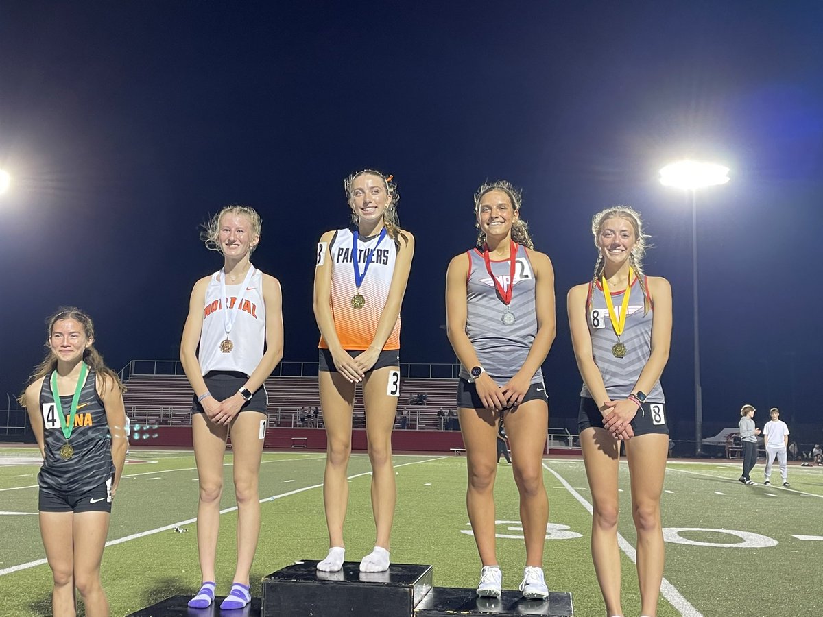 800m for girls Avery Braker grabs 2nd🥈 with a 2:18:33 and breaks that 800 school record. Eve Armstrong snags 4th place🏅with a PR of 2:21!