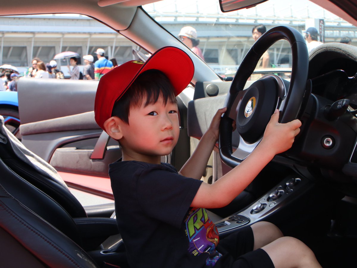 スーパーカーフェスティバル 搭乗体験の様子をお届け✨ 憧れのスーパーカーの運転席に座れるチャンス！ 明日の搭乗体験はまだご予約可能です◎ suzukacircuit.jp/park/gw/#car-f… #鈴鹿サーキットパーク #gw #スーパーカー