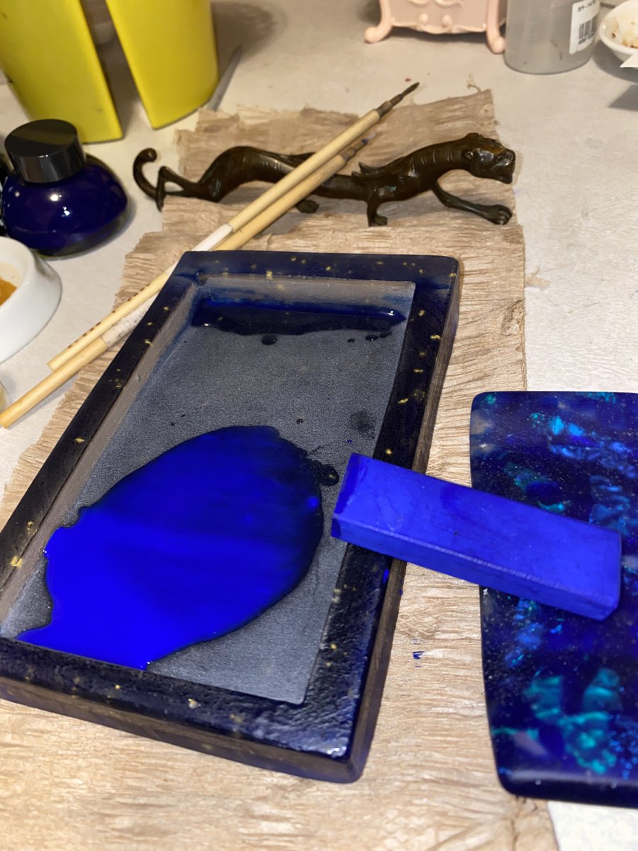 ついに…この硯を使う時が来ました。 ガラス工房 水硝舎様に特注して作って頂いた硯です。 深い青と金箔を散りばめた、ラピスラズリをイメージしたガラスの硯です。 私はラピスラズリの墨をたくさん使うので、専用に作って頂きました。 本当にうっとりするくらい美しいです。 濡らすと星空が現れます。