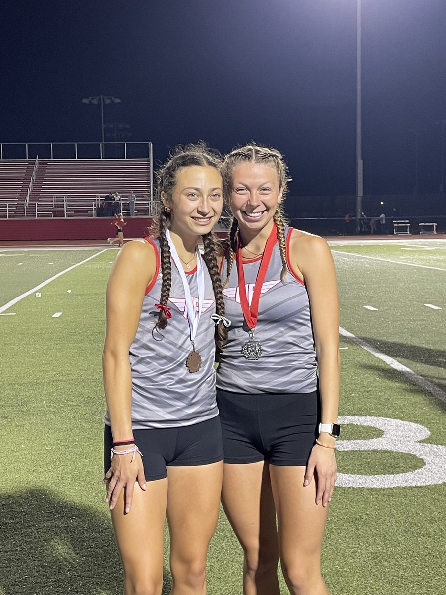 1600m girls: Taygen Beyer is 🥈2nd with 5:02 and Sophie Krueger places 🥉3rd with a 5:03, both with big PRs!