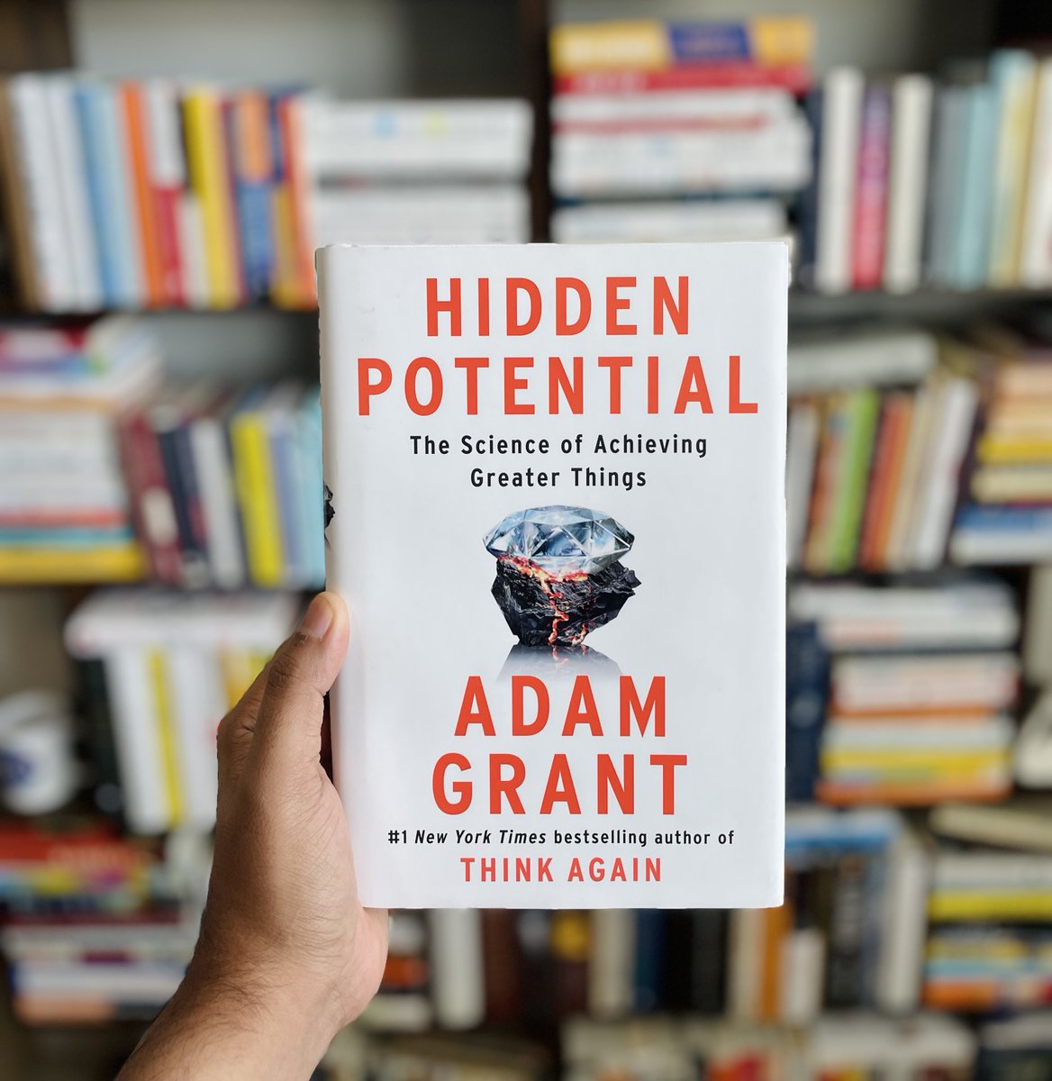 “Hidden Potential by Adam Grant” An actionable guide to elevate ourselves and achieve greater things, nurturing the ability to learn and instill character traits to unearth our hidden potential. 10 lessons from the book 🧵