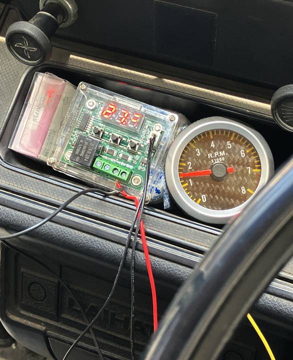 わーい
タコメーターと電磁ポンプ周囲の雰囲気温度計取り付けできたよー
50km/hの時のタコメーターの数値が3700～3800くらいだったので問題ないと思う
雰囲気温度は最高で62度くらいでした
7セグはダイナミック点灯してるから写真ではまともに撮れませんね 