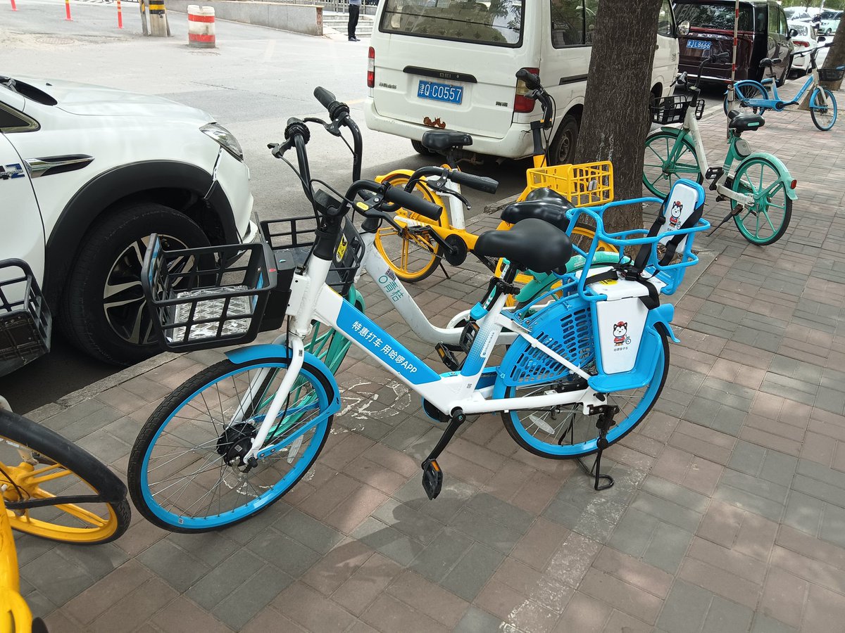 子供乗せシェアリングバイク。初めて見ました。荷物が多い時も利用できそう!🚲