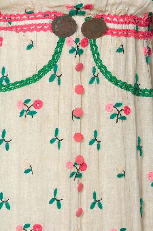 Paris Maison Paul Poiret Pretty Dress, 1912. Cotton muslin, cotton embroidery in stem and knot stitch, copper buttons. ©️ Les Arts Décoratifs #FashionHistory