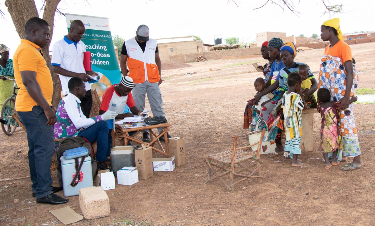 In #BurkinaFaso, over 133k internally displaced persons (IDPs) struggle due to insecurity, impacting healthcare. Our RAISE 4 Sahel project, funded by @gavi, conducted a vital vaccination campaign, reaching over 1,200 children in remote areas. 💉 More: bit.ly/3WenV2v