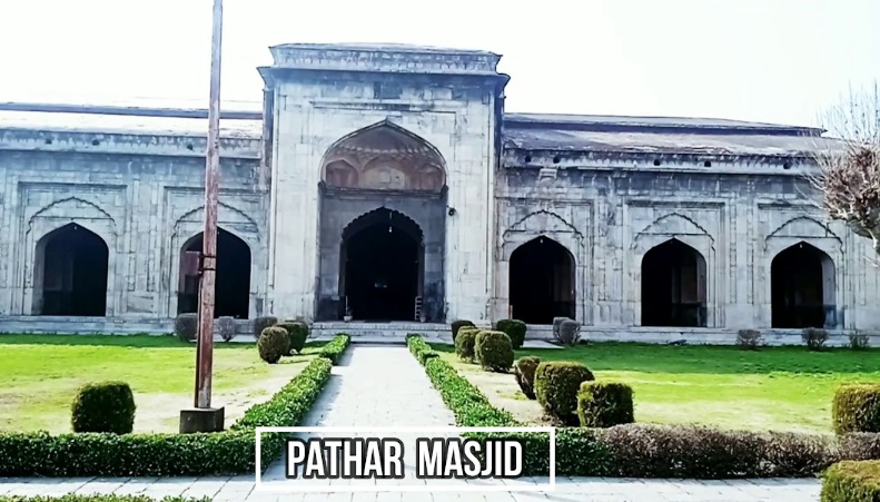 #PatharMasjid in Srinagar, Jammu and Kashmir, is a historic mosque built by Mughal Empress Noor Jahan in 1623. Its unique construction using river stones gives it the name Stone Mosque. #KashmirHeritage #WorldHeritageDay #kashmirtourism #kashmir