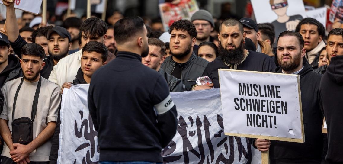 Danke an Faeser, Haldenwang und alle Grünen, Super! Endlich demonstrieren hochgebildete Fachkräfte im Sinne unserer 'Willkommenskultur'!Aber die AfD wird zum Verdachtsfall erklärt , weil diese als einzige Partei, Deutschland zu retten versucht.