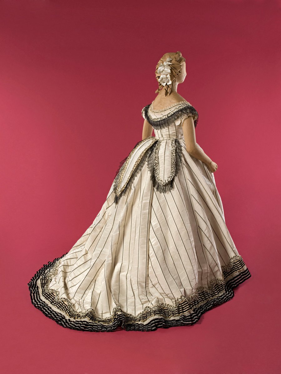 Dress, c.1863.

Silk moiré, silk velvet.

©️ @PalaisGalliera 
#FashionHistory