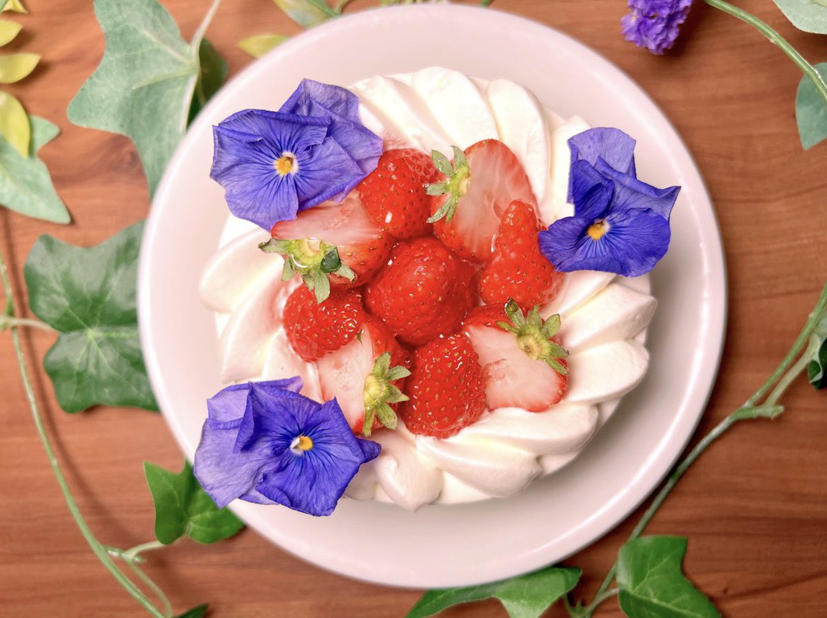 本日はシンプルにお花と苺の生クリームデコレーションケーキです🎂

#お菓子作り
#お菓子作り好きな人と繋がりたい