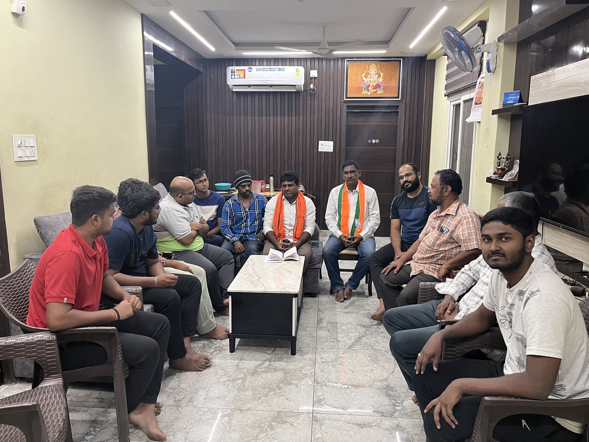 bjprammohanrao's tweet photo. Yesterday we had an insightful discussion with booth level #BJP karyakarta’s in #khairthabad division. Looking at the ground reports I am very much confident of the victory of @kishanreddybjp ji from #Secunderabad #BJPAgain #Modi400Par #Abki_baar_400_paar #ModiAgain2024 https://t.co/hhrVBZ0TMH