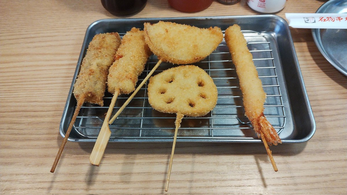串カツ田中で昼飲み。
飲み放題にしたのでガンガン飲むぞー。
突き出しキャベツ。
プレモル。
たけのこキムチ。
定番５本盛り。