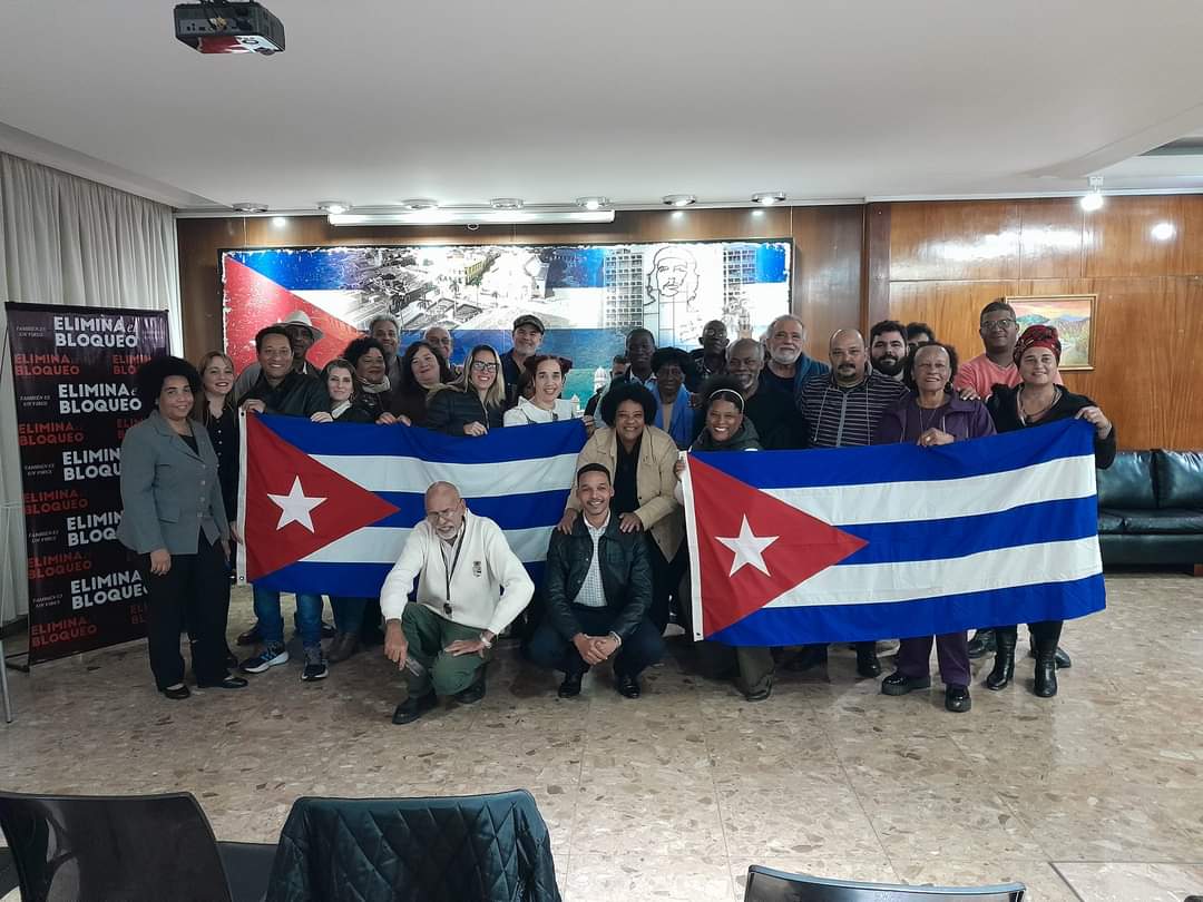 Cubanos residentes en #Argentina🇦🇷 ratificaron la condena al #BloqueoGenocida y manifestaron su deseo de continuar estrechando sus vínculos con la nación. #JuntosXCuba 🇨🇺