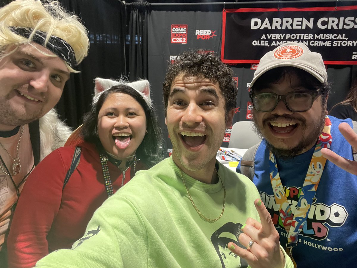 Ended my @c2e2 day 2 with seeing @seh221 then a kpop dance contest THEN a @DarrenCriss signing when Starkid was everything to us!! 🥰🥰🥰🥰🥰🌟🌟🌟🌟🌟