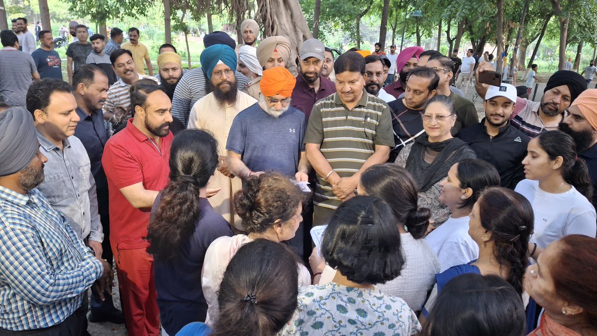 SandhuTaranjitS's tweet photo. Morning walk at Company Bagh in Amritsar and engaging with the vibrant locals. #MorningWalk 
#Health https://t.co/JQ8L431fU5
