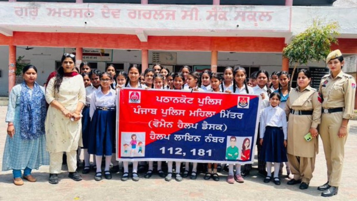 #ShaktiHelpDesk of Pathankot Police conducted an awareness seminar at Guru Arjun Dev Girls Sen. Sec. School Pathankot, to educate students about domestic violence, good touch & bad touch, child abuse & #Helpline numbers 112 & 1098. #SaanjhShakti