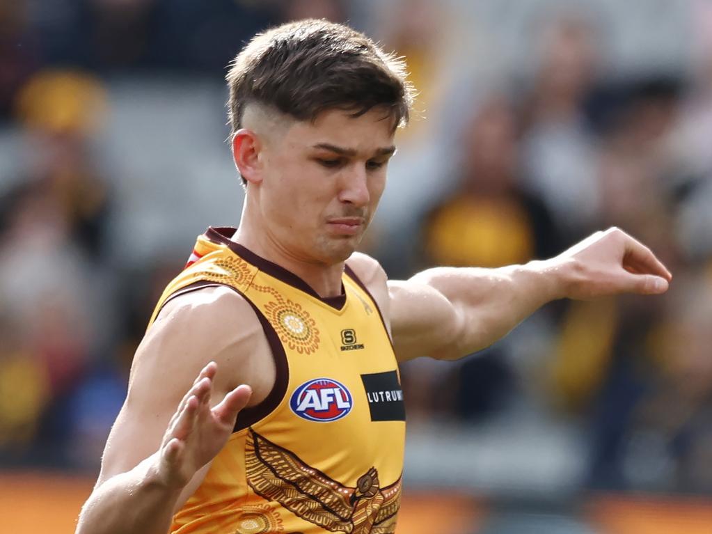 Hawthorn forward Sam Butler has suffered a broken left leg playing for Box Hill in Chad Wingard’s comeback game from a torn achilles. ✍: @RalphyHeraldSun DETAILS: tinyurl.com/4uknanwt