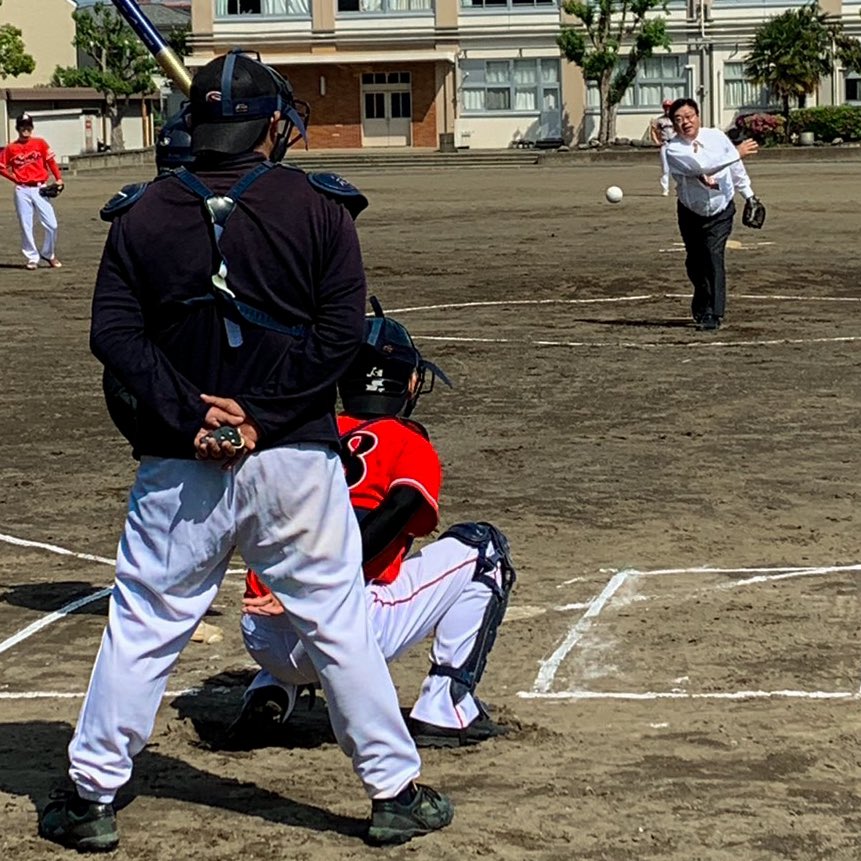 ソフトボールリーグ戦開幕式の後、始球式に臨みました❗️
#横浜市金沢区 の六浦・六浦東地区の7チームで毎年開催されている大会です。
#高舟台 のチームで小学生の時にやっていたソフトボールですが、こんなに難しかったのかと落胆しています。
会場は、両親が卒業した #横浜市立六浦中学校 でした。…