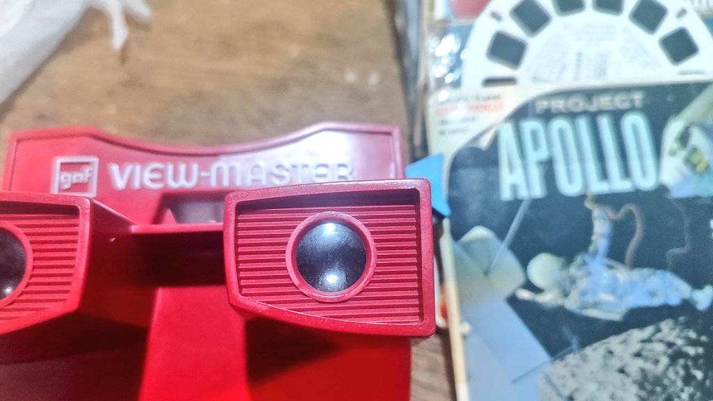 Resucitó el View-Master

Encontré el visor en el mercado de pulgas de Oruro, su original es idéntico pero color café, ya no rotaba las imágenes.

🥹🥹🥹