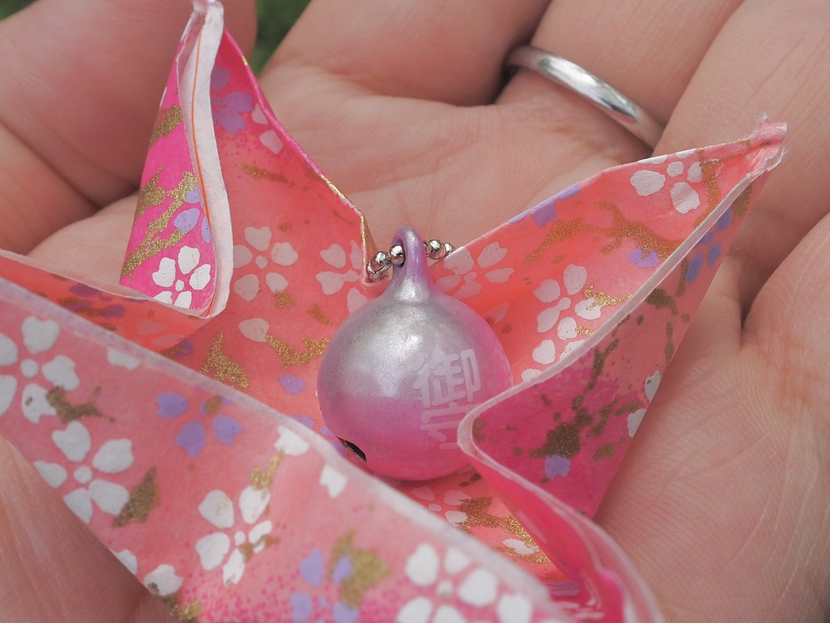 鹿児島縣護国神社 しだれ桜みくじ🌸

しだれ桜をイメージしたお神籤は手水舎の先に設置されてます！紐と紙の根元をピッと引っ張り房の中をそっと開けると綺麗な鈴の御守りが入ってます！
紙を広げれば運勢が書かれております🌸
是非お試しあれ！！！

#鹿児島の神社