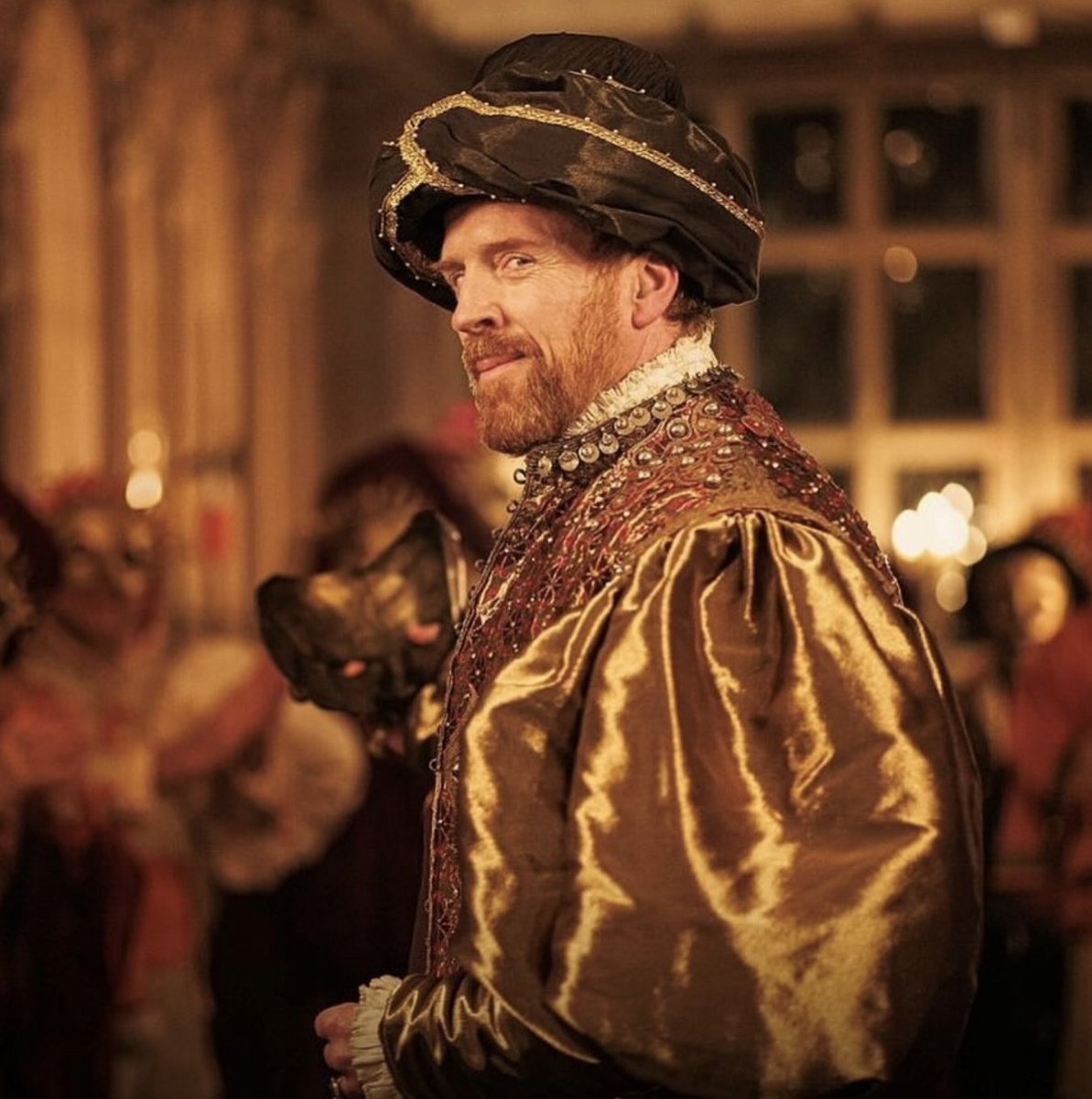 THE BIG BAD WOLF OF WOLF HALL! Here's the first look photo of #DamianLewis as #HenryVIII in #HilaryMantel's #TheMirrorAndTheLight coming to BBC and PBS Masterpiece soon. See more first look photos here: damian-lewis.com/2024/04/03/534…