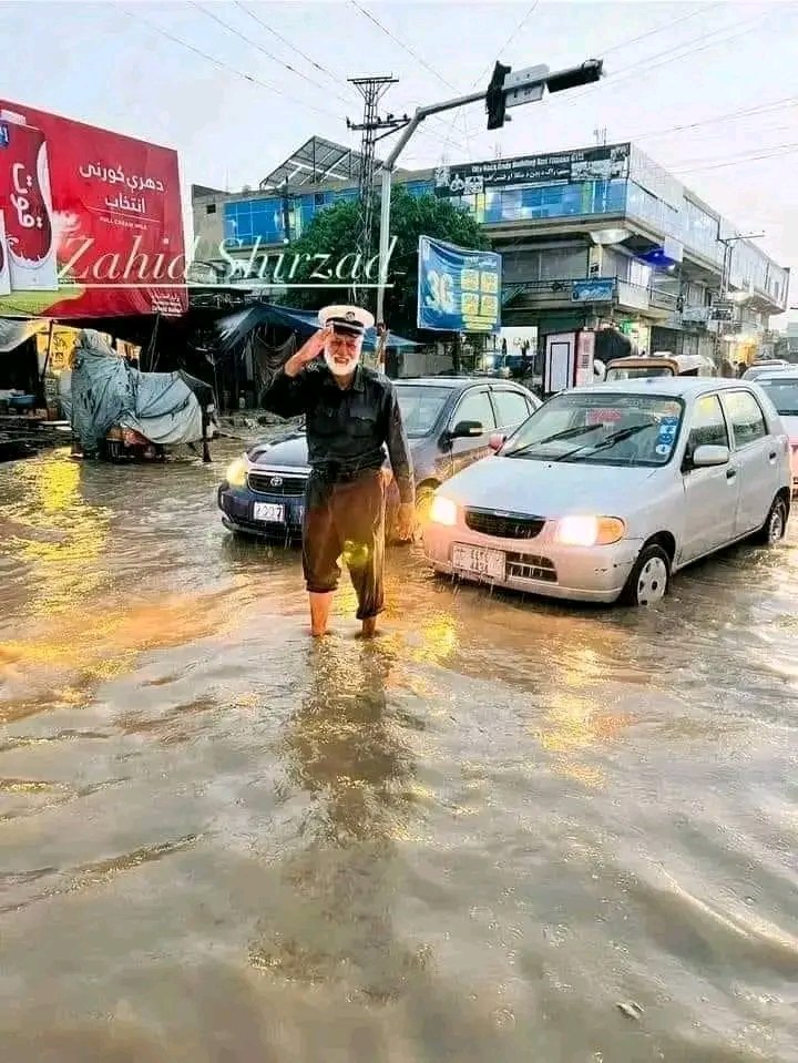 ته څه وايې چې دا سړی د کلي نه بهر کړه 💪 د وطن هر باضمیره او مخلص بچي ته دوه لاسي سلام❤ #Traffic #Afghanistan #ننګرهار