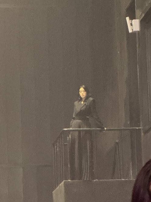 ท่ายืนเช็คงานคือคิดมาแล้วตั้งแต่ที่บ้าน