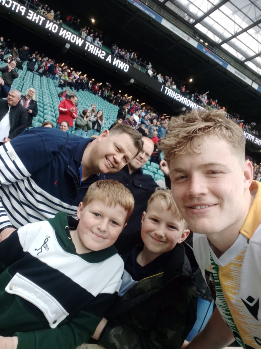 Twickenham was bouncing, thanks a million <a href="/finsmithh/">Fin Smith</a> you made these boys day ! <a href="/SaintsRugby/">Northampton Saints 😇</a>  <a href="/SaintsComm/">Northampton Saints Community</a> <a href="/ShipstonMandJs/">Shipston Minis & Juniors</a> <a href="/WarwickRugby/">WarwickSchoolRugby</a> Rugby 🏉 Army big love ❤️