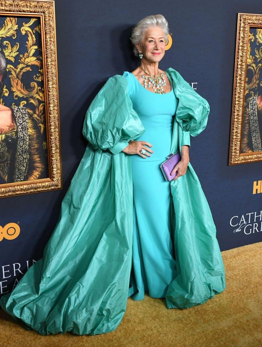 Dame #HelenMirren looking gorgeous and stylish in turquoise for the 2019 TV premiere of Catherine the Great 🤩
📷 Jon Kopaloff/Getty Images