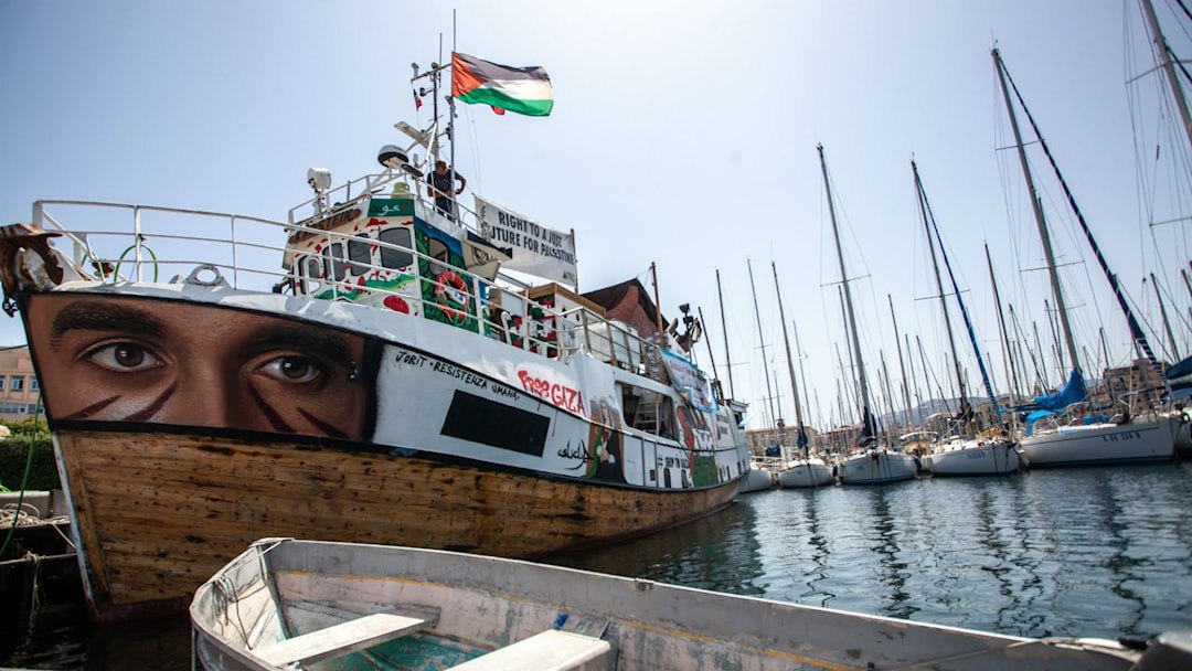 'Israel' retrasa la llegada de la Flotilla de la Libertad a Gaza Los tres barcos planean entregar ayuda a Gaza, incluidos alimentos, fórmula para bebés, agua, mantas y productos de higiene femenina. La flotilla también transportará a unas 800 personas, entre tripulantes,…