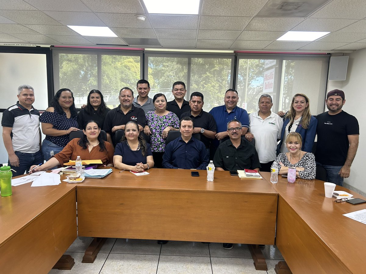 Realizamos nuestra Asamblea Ordinaria correspondiente al mes de abril, tuvimos una muy buena charla con el destacado periodista Victor Torres, agradecemos la confianza para compartirnos de sus experiencias y visión del periodismo en esta era digital. #Periodistas, #Unidad