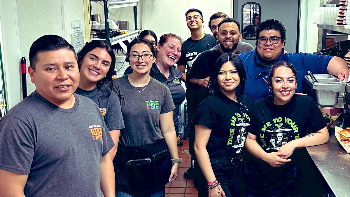 We have a lot to cheer for @Chilis Orange. Celebrating Francisco on his 1 year Chiliversary and Jesus for his teamwork today, bussing, QA, refilling ice, wherever we needed him he was there, to help make this Saturday shift great!! #Chilislove