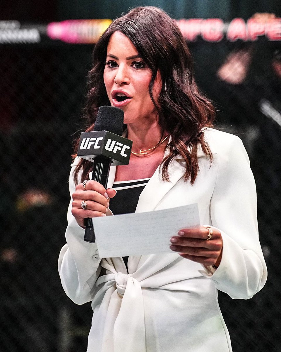 Charly Arnolt, anteriormente Charly Carusso en la WWE, se convierte en la primera mujer anunciadora en la historia de la UFC 👏👏👏