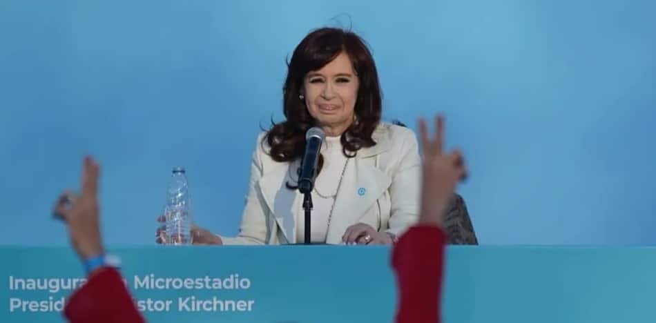 Mentirosa, desesperada y fuera de época. La expresidente Cristina Kirchner pretendió volver a la discusión política, pero mostró una presentación 'démodé'. Es mentirosa, está desesperada, hace papelones. Yendo a su discurso, lo más honesto que dijo fueron medias verdades…