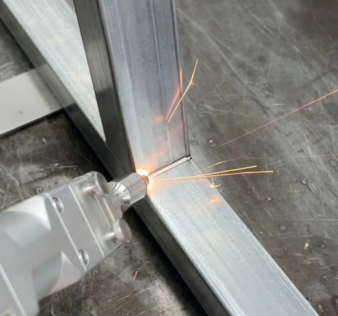 Recilaser__'s tweet photo. #RECI AIR-COOLED HANDHELD LASER WELDER.⚒
1⃣ High wall-plug efficiency with excellent beam quality great quality 
2⃣ The process is fast and quiet, low cost of maintenance
3⃣ High reliability, long lifespan, allow welding under special conditions -20℃-40℃, 24h continuous work https://t.co/4NHECCCrty
