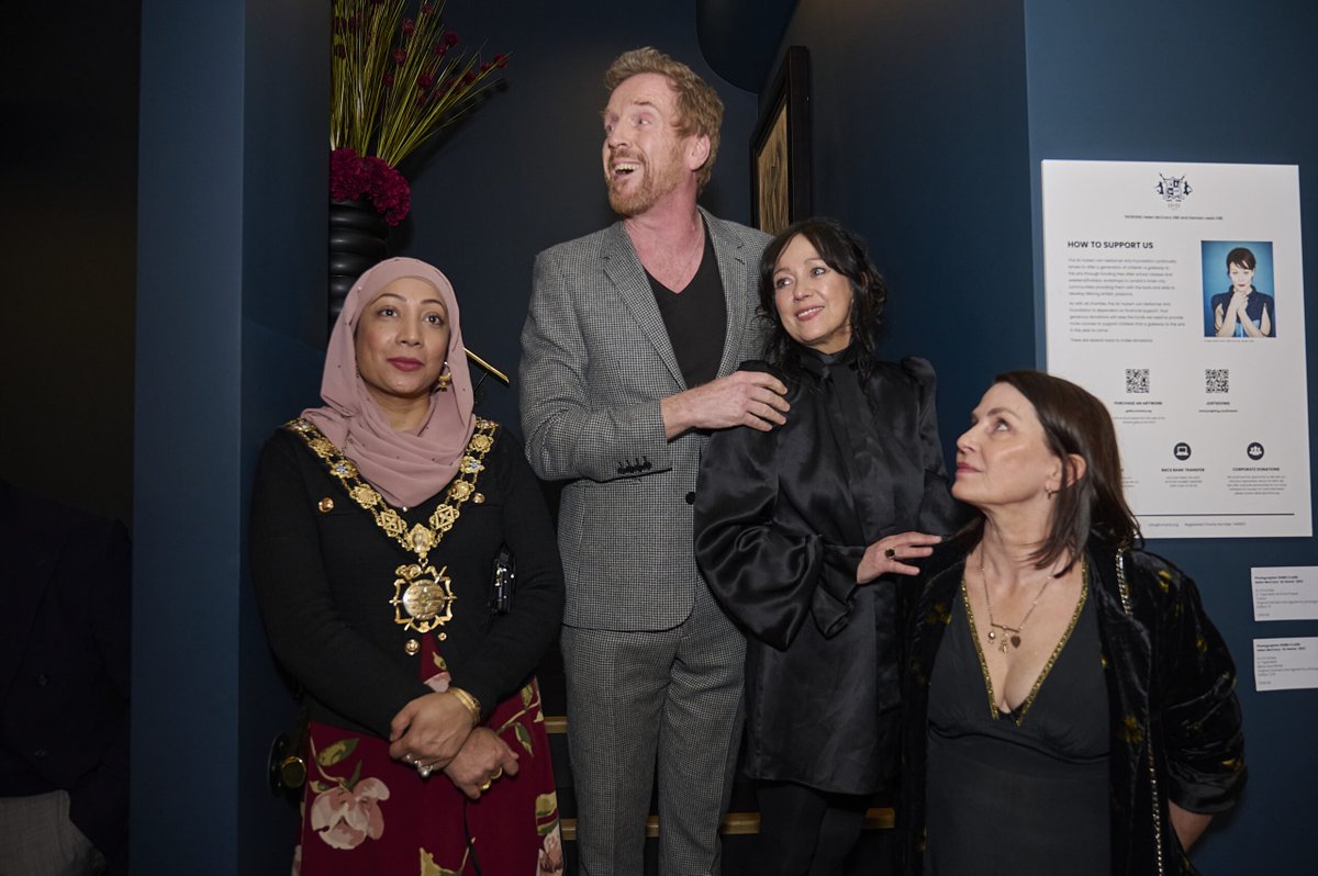 Damian Lewis hosted the annual McCrory Awards with @sirhvhartsCEO #DebbiClark, ambassador #SadieFrost and #MayorofCamden in a private exhibit in London! Get the details, see photos and videos here: damian-lewis.com/?p=52908 #DamianLewis #HelenMcCrory #TheMcCroryAward