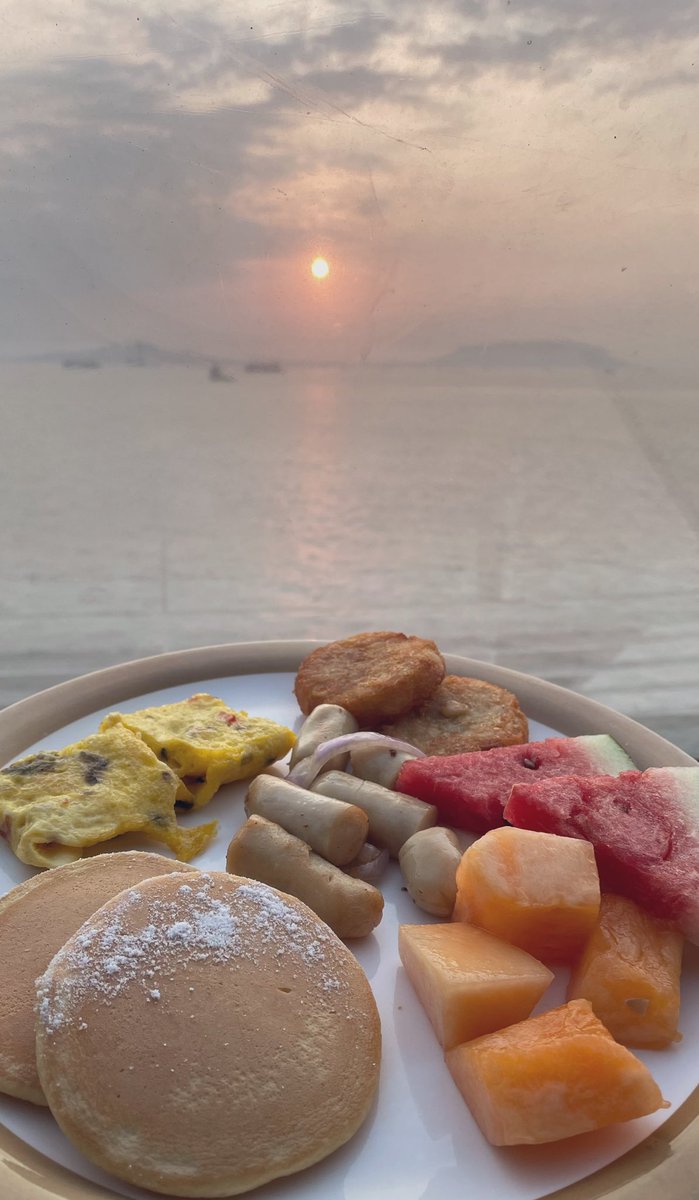 Breakfast with my fav view 🥰🫶🏼
#Sunrise #Breakfasttime 
#SundayVibes
