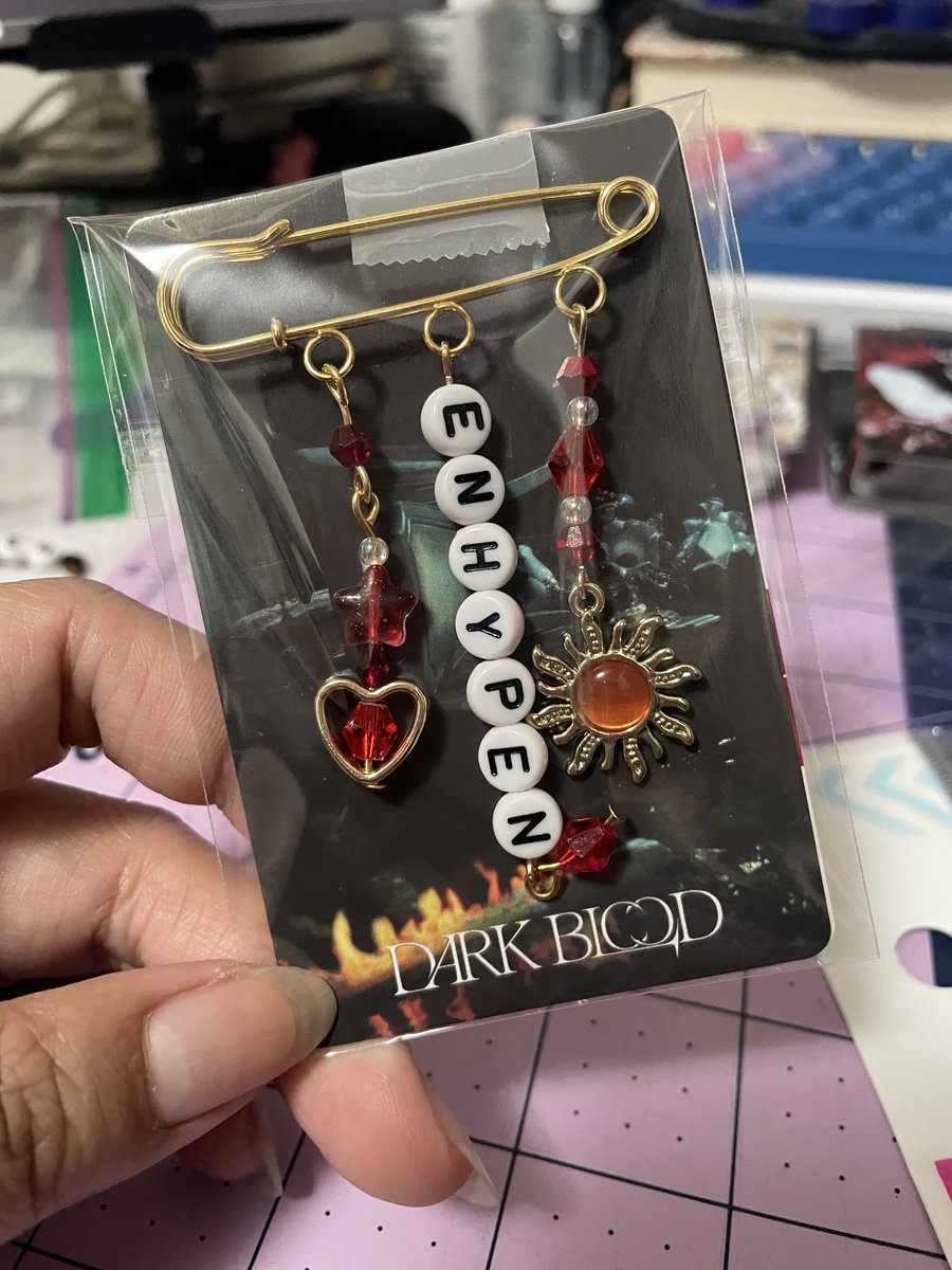 annctzenn's tweet photo. I've made some safety pin charm freebies for Enhypen in Tacoma! 🖤♥️💙🤎
💌 Please DM if you would like to trade.

#ENHYPEN 
#EN_WORLDTOUR_FATEPLUS_IN_US #EN_WORLDTOUR_FATEPLUS_IN_TACOMA #ENHYPENinTacoma https://t.co/nBWrWqvSKK