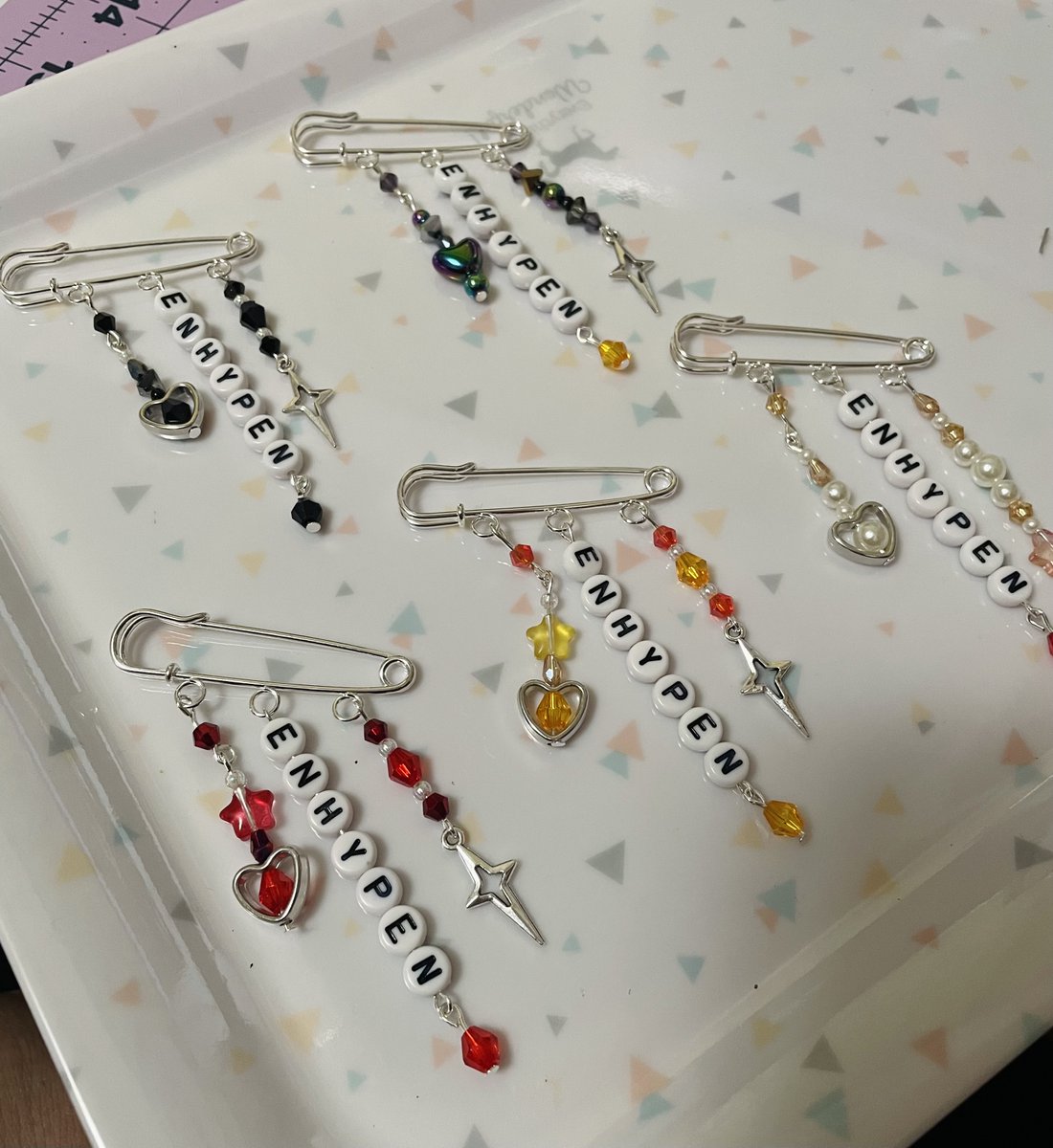 annctzenn's tweet photo. I've made some safety pin charm freebies for Enhypen in Tacoma! 🖤♥️💙🤎
💌 Please DM if you would like to trade.

#ENHYPEN 
#EN_WORLDTOUR_FATEPLUS_IN_US #EN_WORLDTOUR_FATEPLUS_IN_TACOMA #ENHYPENinTacoma https://t.co/nBWrWqvSKK