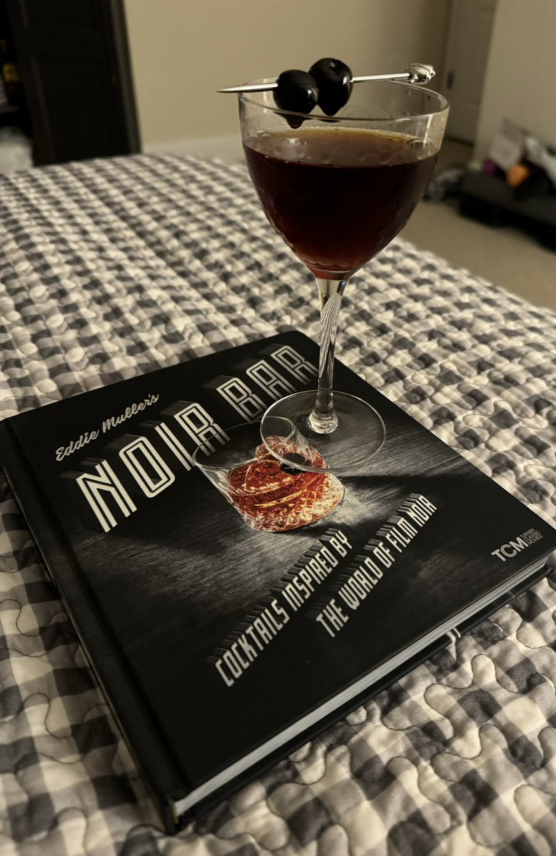 Every time I heard “darling” I was going to “sip”… but that doesn’t seem to be a good idea if I’m going to get to the end… 😂😅😂
#NoirAlley #TCMParty #TheBigKnife